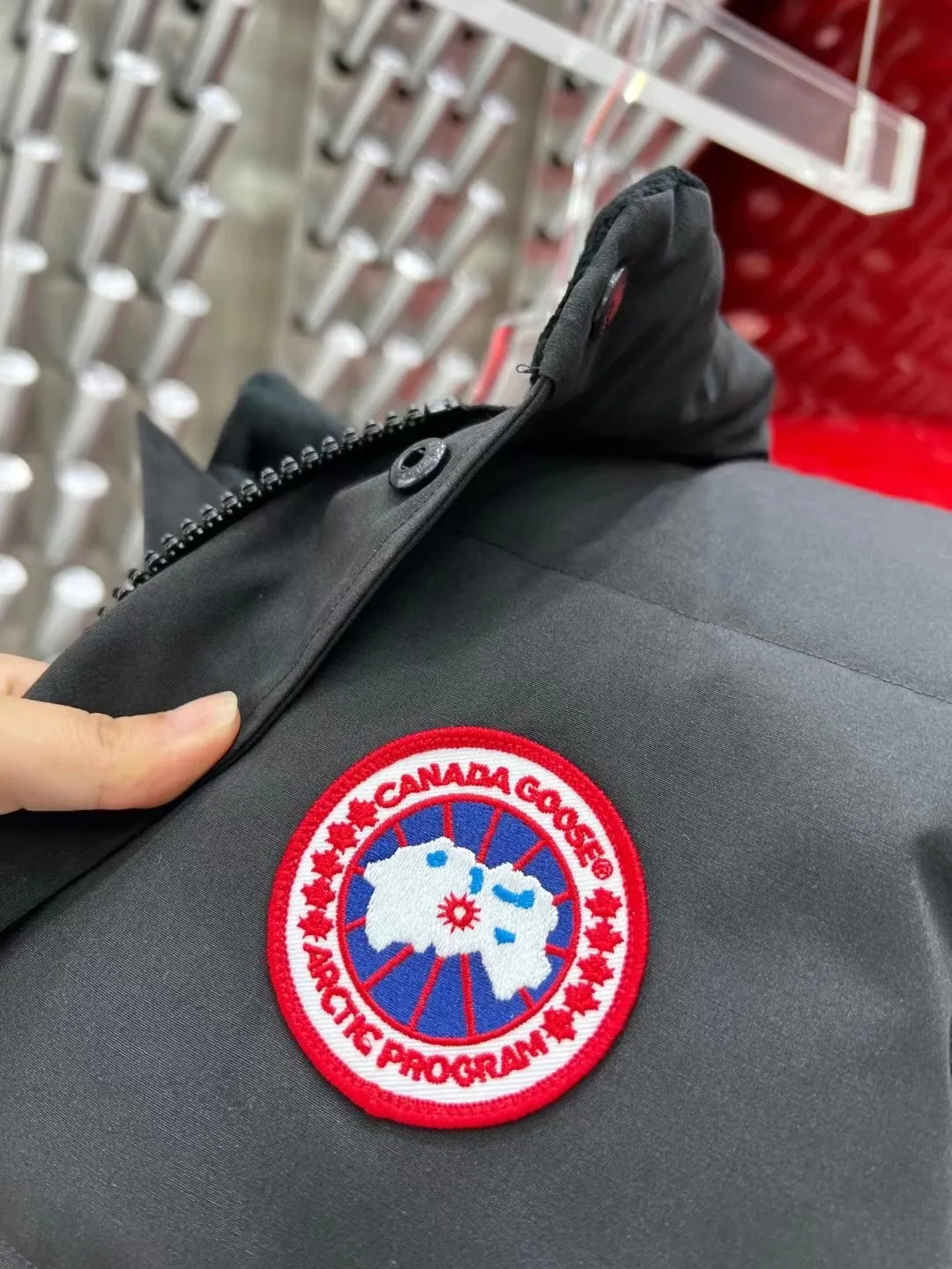 P380 Canadian brand Canada Goosex down jacket has always been recognized as the warmest down jacket. Various Instagram celebrities, Internet celebrities, and celebrities often wear it for street photos. I do Canada Goose every year, but I still can’t get rid of my love for the geese. No matter how cold the weather is, there is no need to be afraid, because there are geese! Filled with 90% white duck down, Canada Goose is the legendary warmest down jacket and is known as a must-have for Arctic outdoor sports! The most popular down jacket in the world, celebrities are rushing to buy it, it is a must-have! Same size for men and women: XS to XXL in stock😍